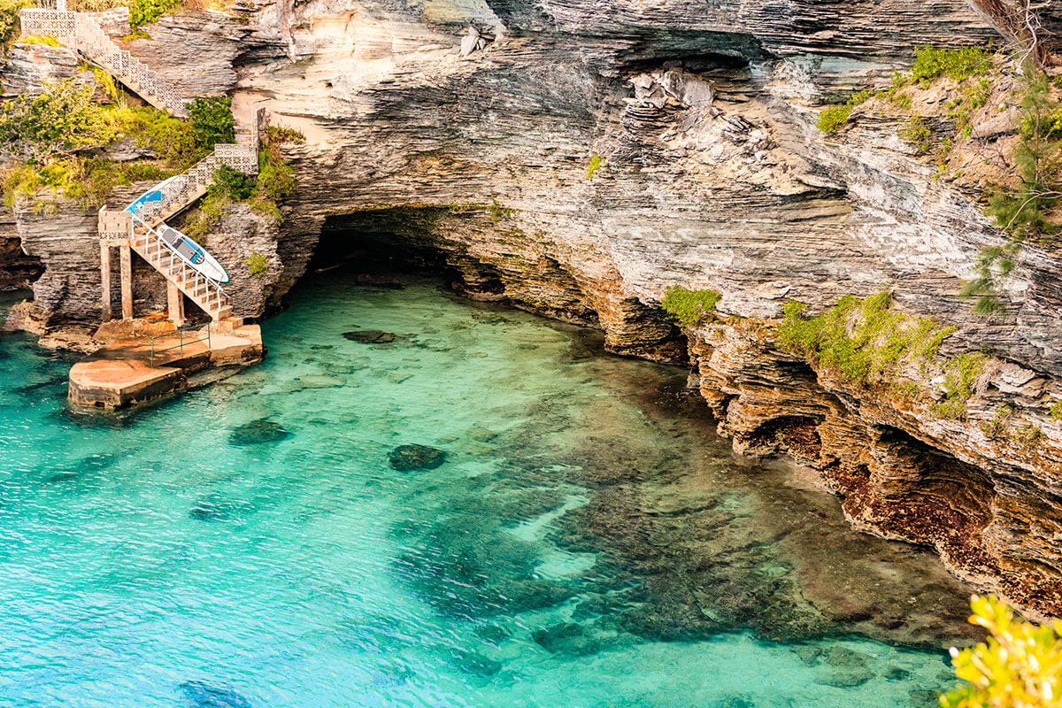 Golden, sandy beaches and beautiful rock formations in Bermuda