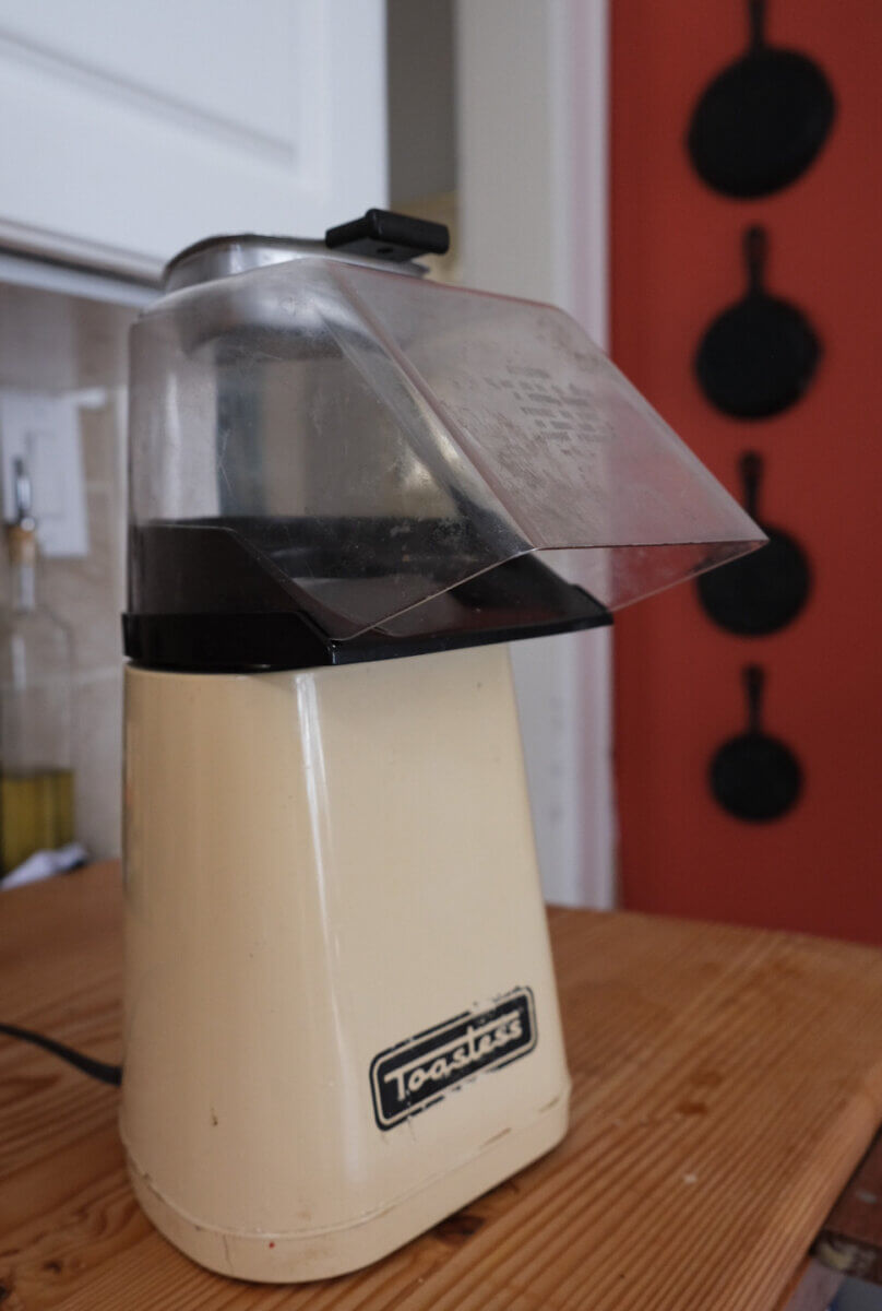 beige and black popcorn maker from the 90s, an epic piece of secondhand ktichen equipment