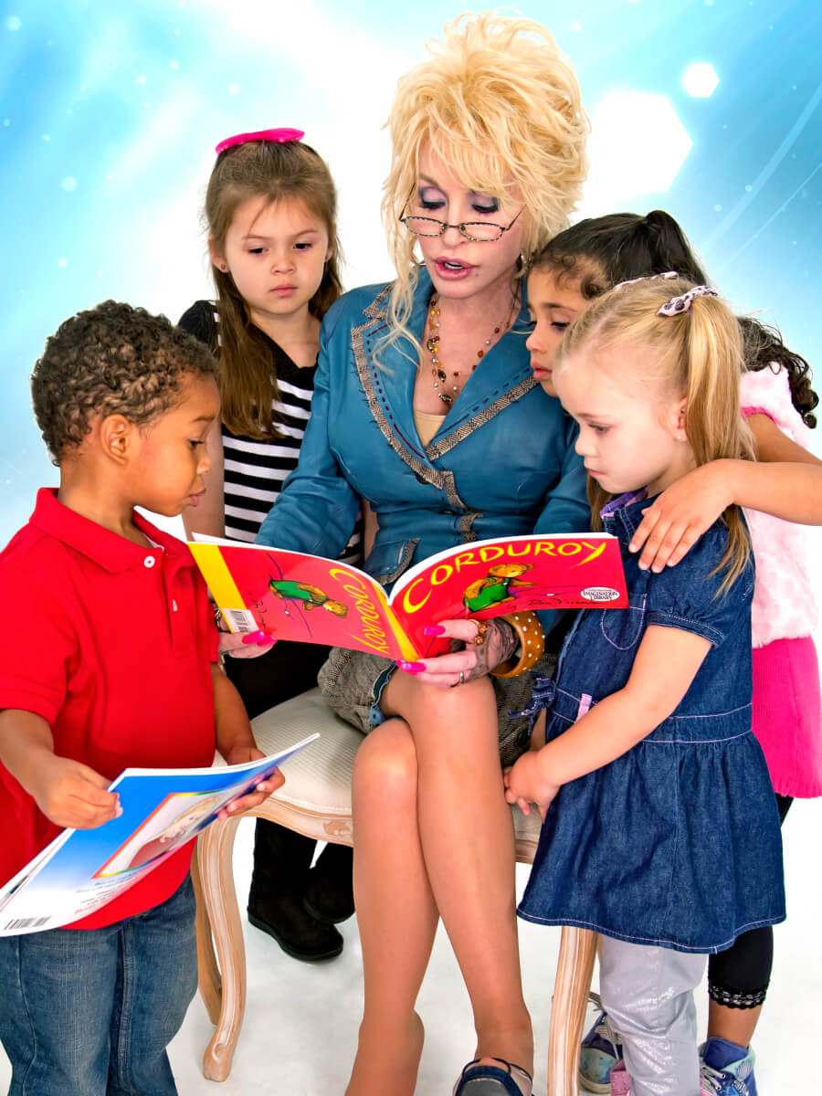 Dolly Parton reading to 4 chidlren