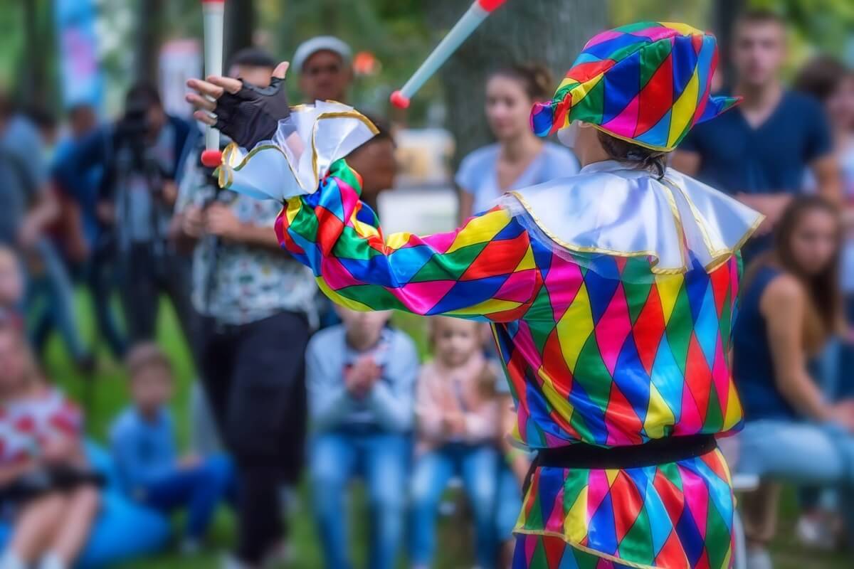 colourful clown performs at saskatoon fringe festival