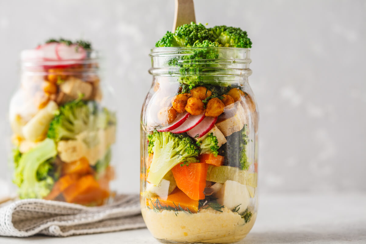 Salads in mason jars - a great way to do  eco-friendly meal prep using jars you have at home 