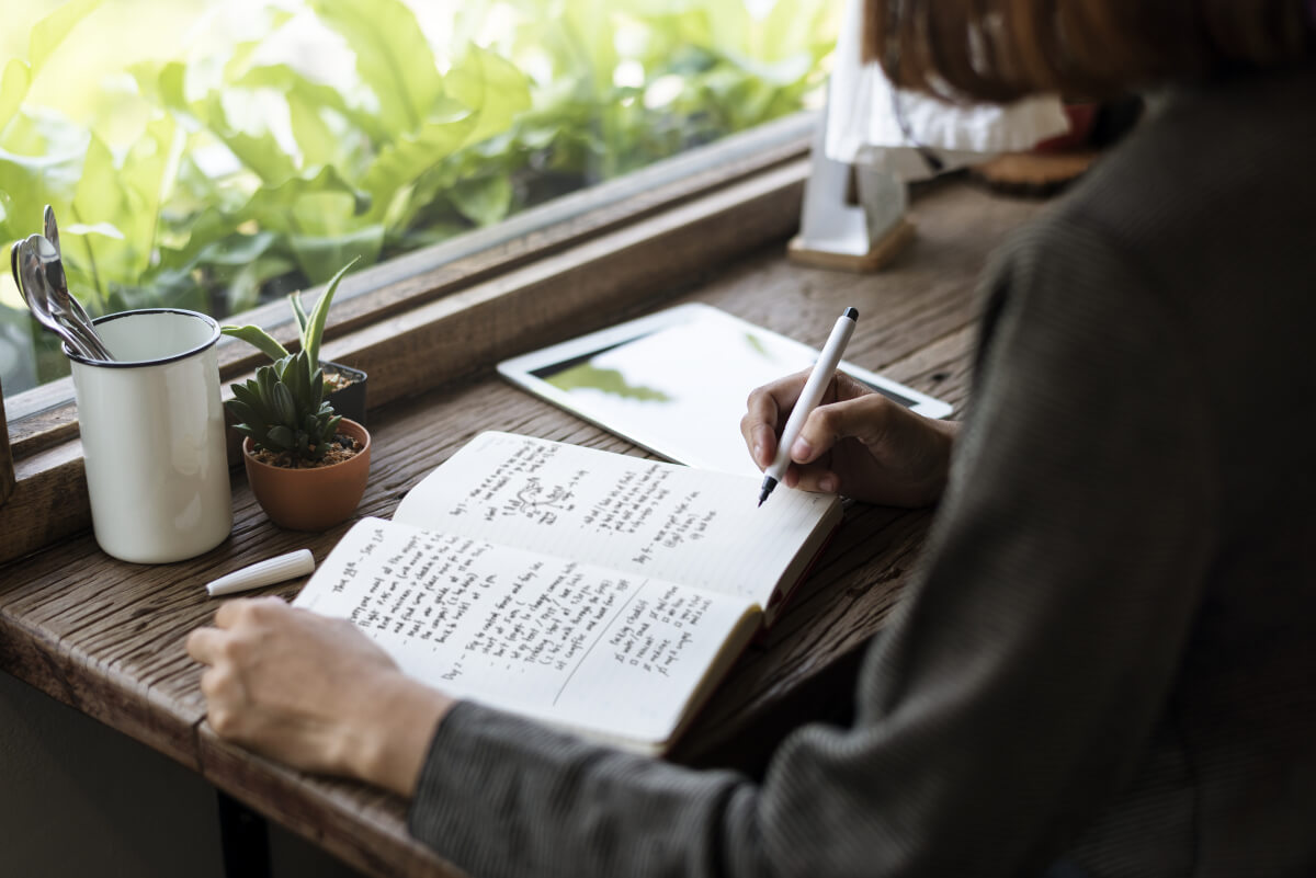 What helps with stress, improves your writing skills and is totally free? Journaling for mental health! Learn more. 