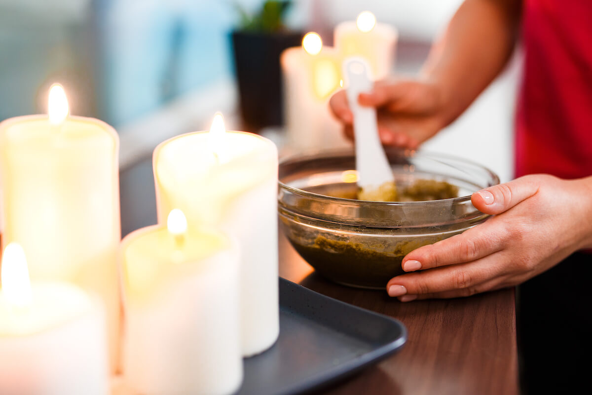 The process of preparing a mask for skin and face from spirulina and seaweed in a cup. 