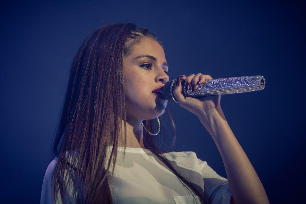 Selena Gomez singing on stage